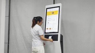 32-дюймовый напольный киоск самообслуживания с сенсорным экраном и принтером